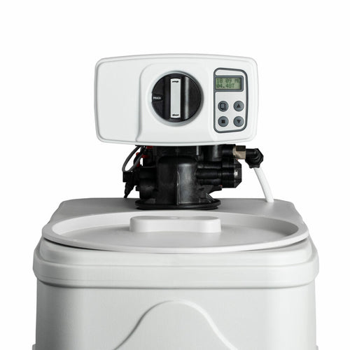 Detailaufnahme des BNT 1650 Steuerkopfs, montiert auf einer Entkalkungsanlage, mit digitalem Display und Anschlüssen für die Steuerung der Wasserenthärtung.